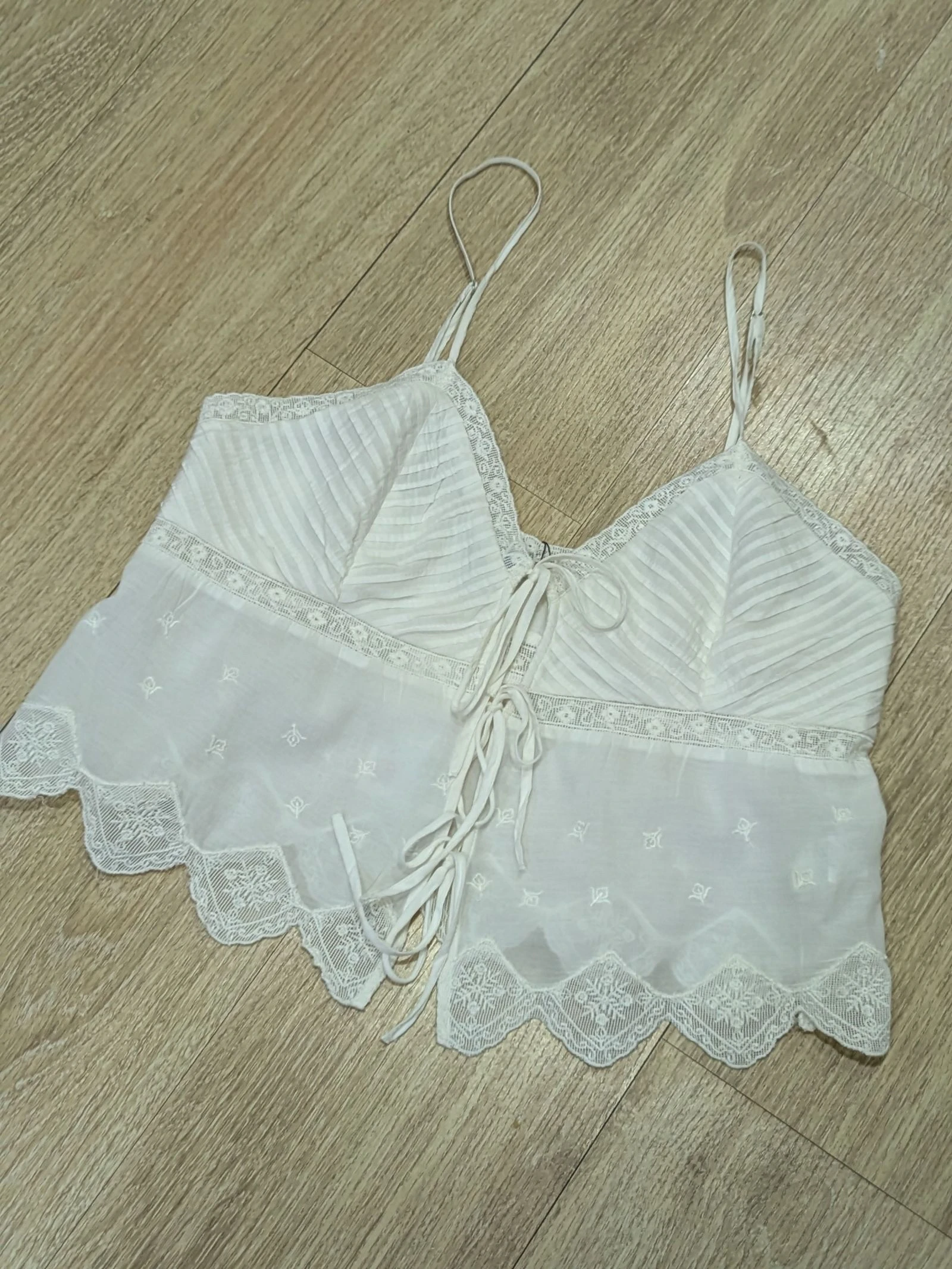 Top Crop Blanco Lencero Estilo Boho con Encaje y Cordones talla L de Zara 
